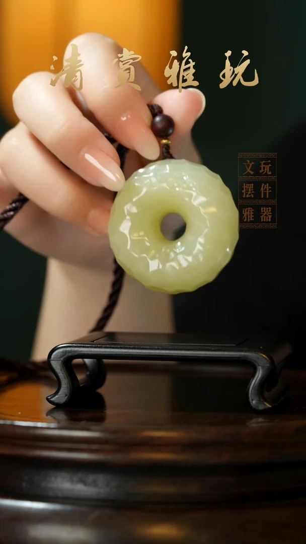 玉《千锤百炼平安扣》手把件摆件