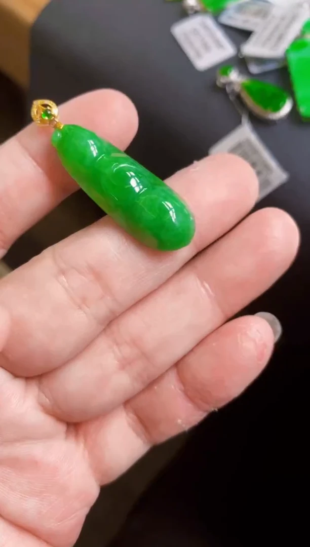 翡翠18K金镶嵌颈饰豆