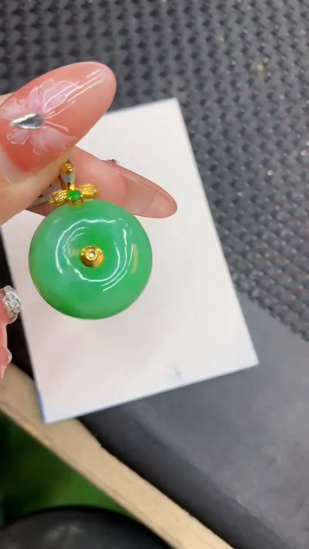 颈饰18K金镶嵌翡翠1