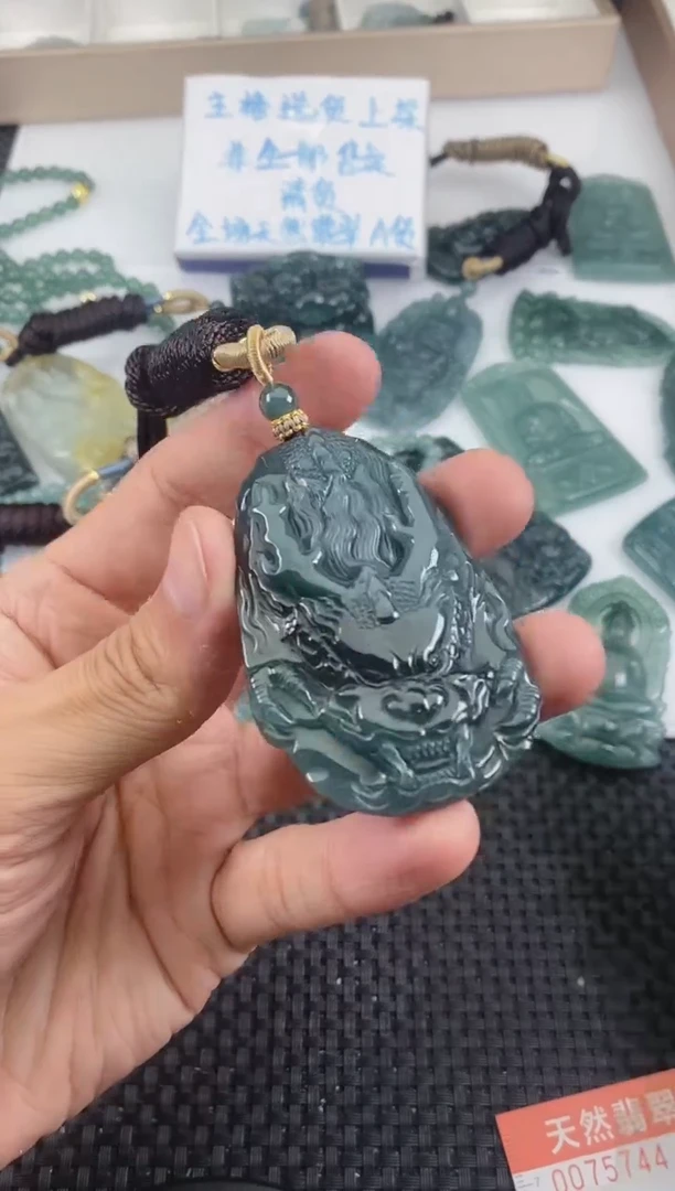 翡翠未镶嵌颈饰
