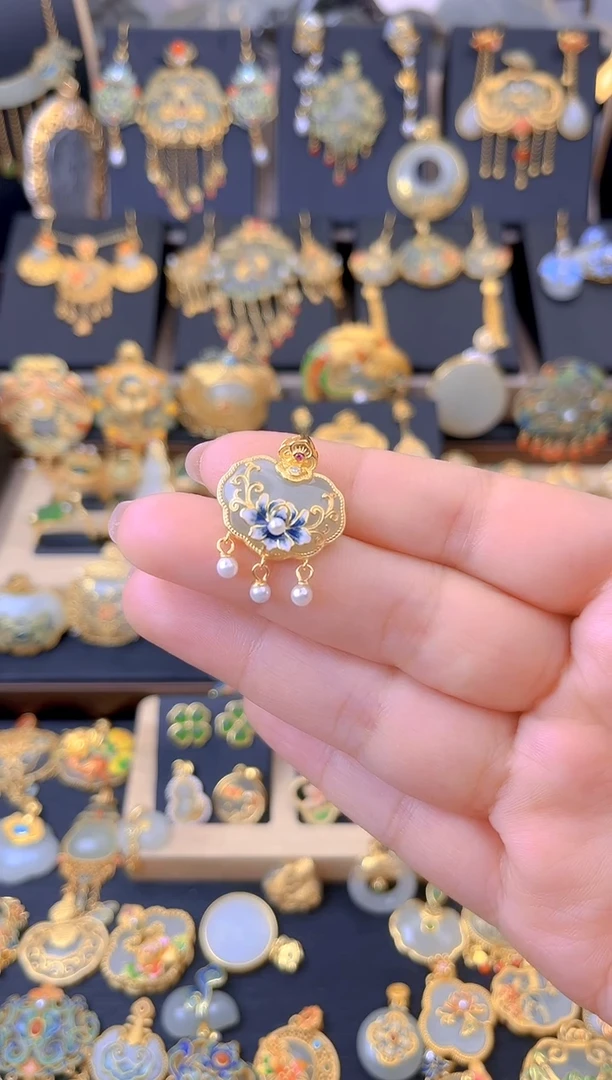 【闪购商品】和田玉吊坠银S925镀金镶嵌有钱花祥云如意锁吊坠