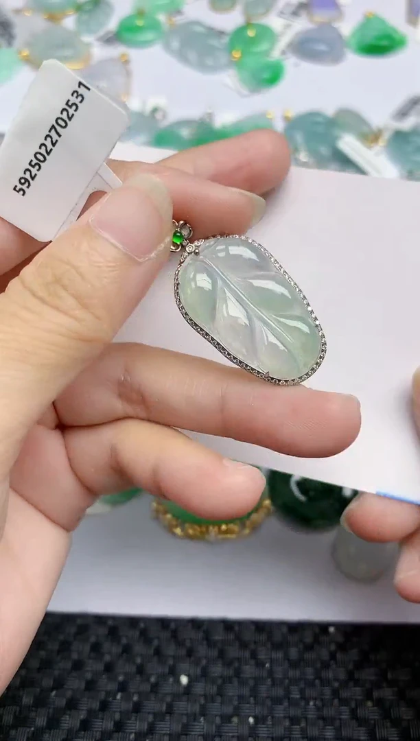翡翠18K金镶嵌颈饰天然翡翠A货