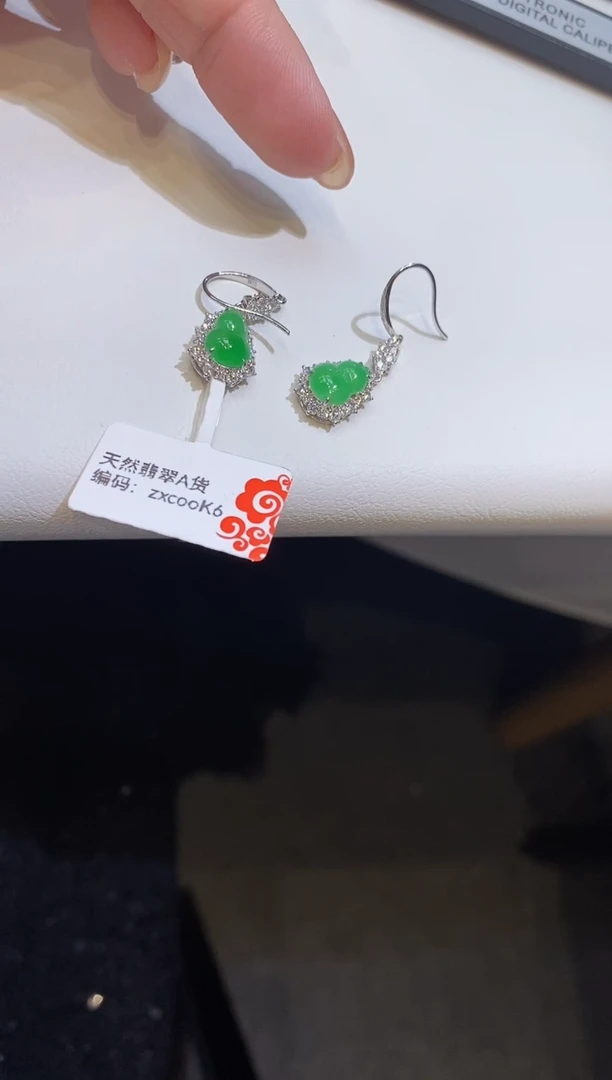 18K金镶嵌翡翠耳饰小**8耳环