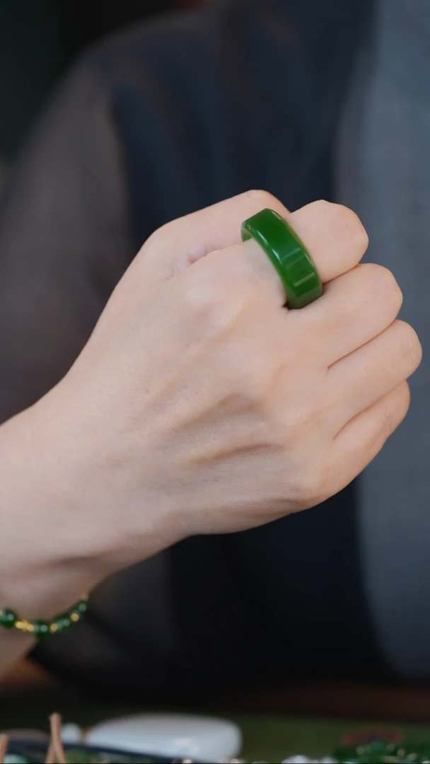 未镶嵌戒圈和田玉A6+乌兰乌德苹果绿极致浓戒圈