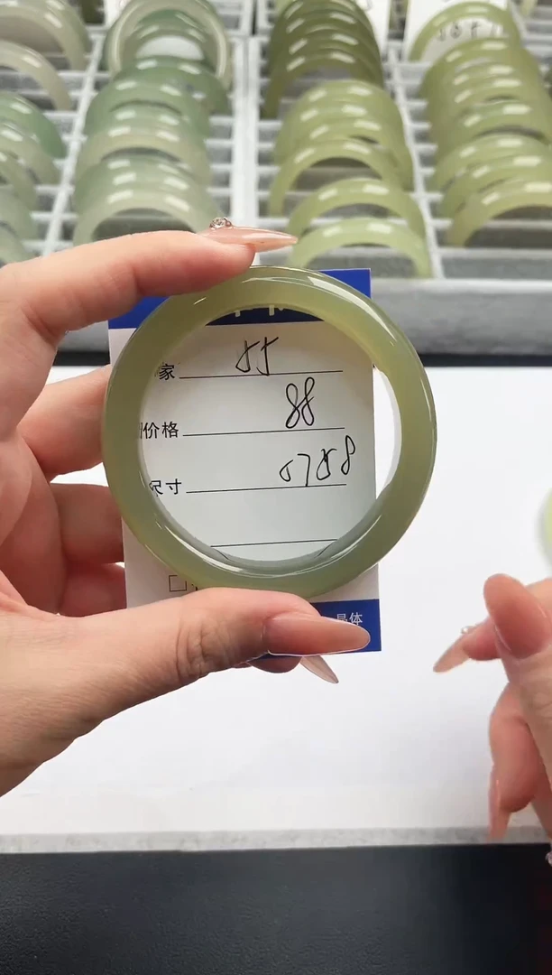 未镶嵌手镯石英质玉湖水绿