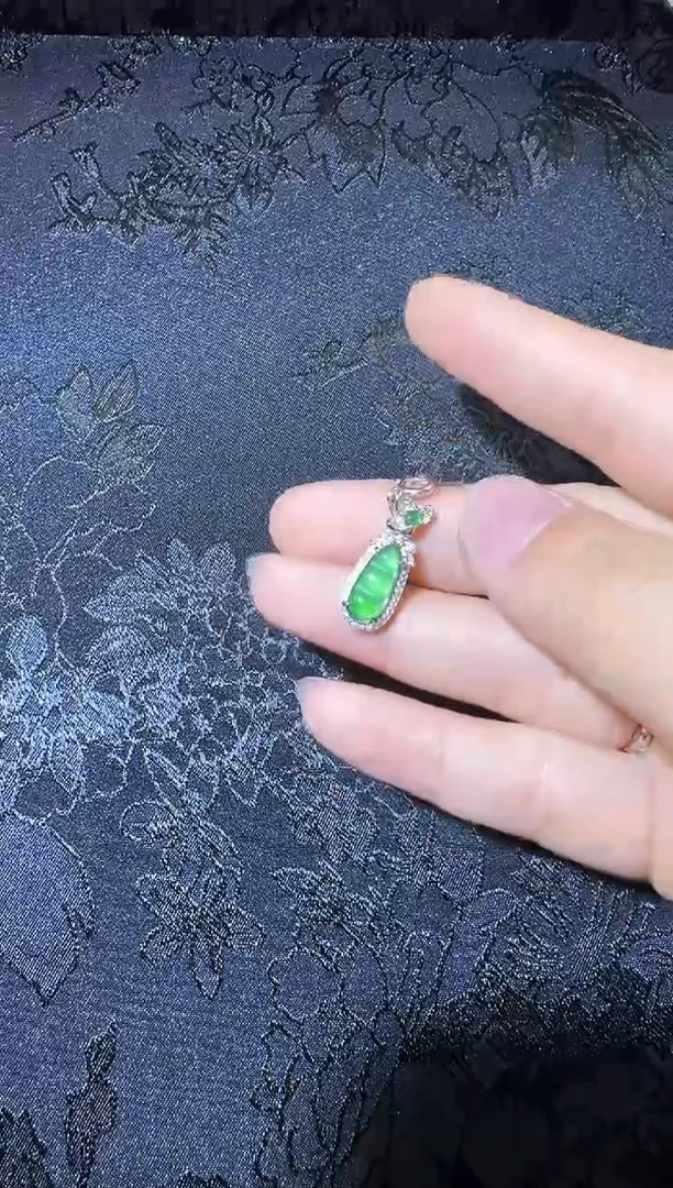 【闪购商品】翡翠吊坠(不含链)银S925镶嵌豆子