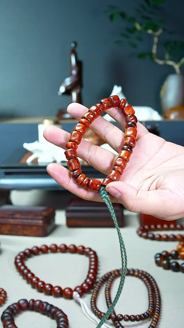 檀香紫檀（小叶紫檀）豆***8手持