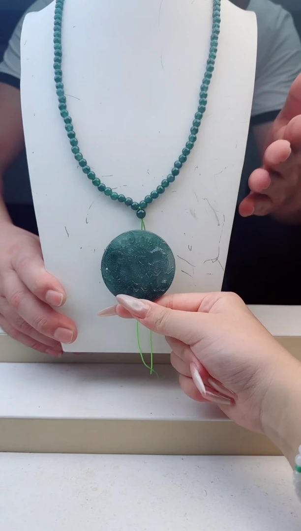 颈饰未镶嵌翡翠多样性发其中一