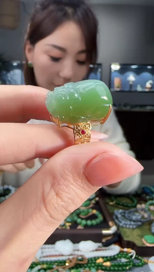 18K金镶嵌戒指和田玉1