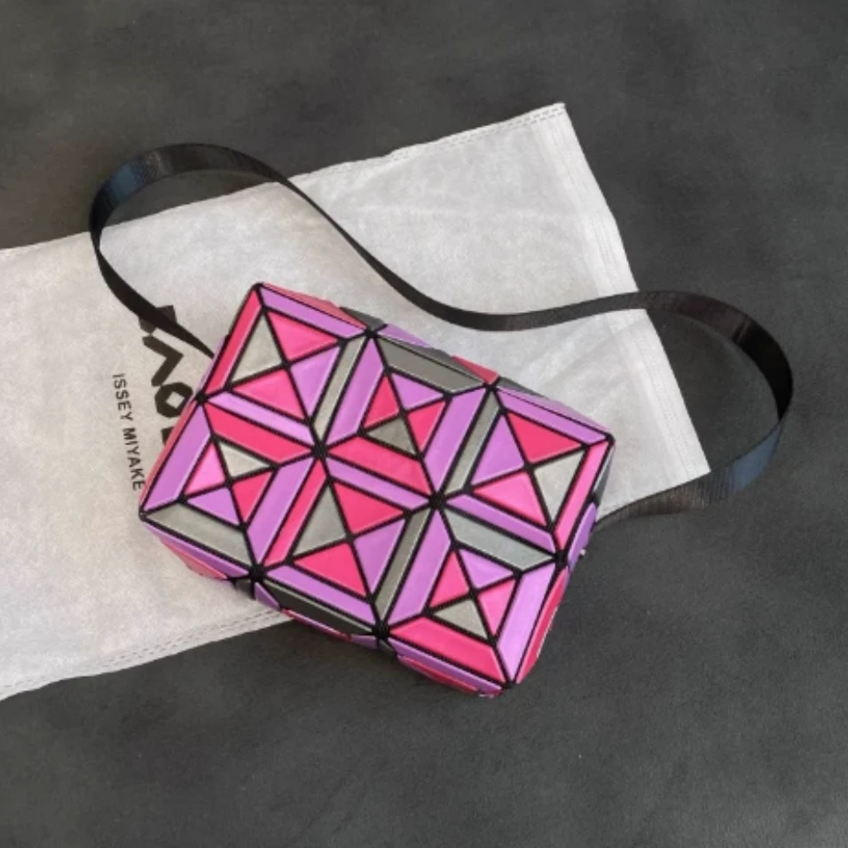 三宅同款爆品丘比特菱格拼色包包时尚休闲炫彩