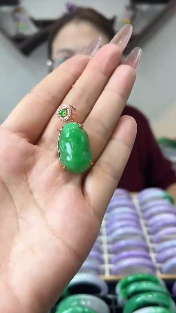 【闪购商品】翡翠吊坠(赠链)未镶嵌h18 手工雕刻吊坠
