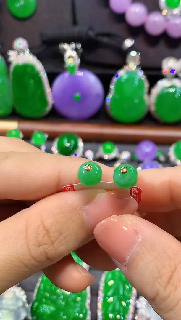 18K金镶嵌翡翠耳饰耳钉