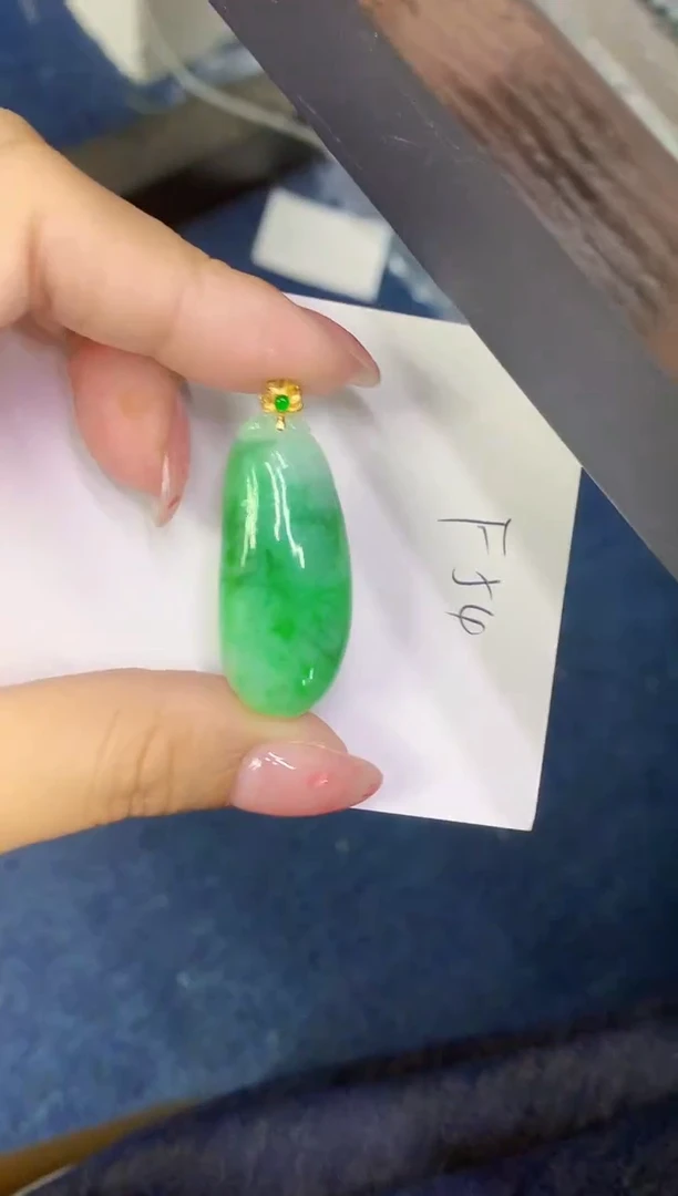 翡翠18K金镶嵌颈饰缅甸天然翡翠A货