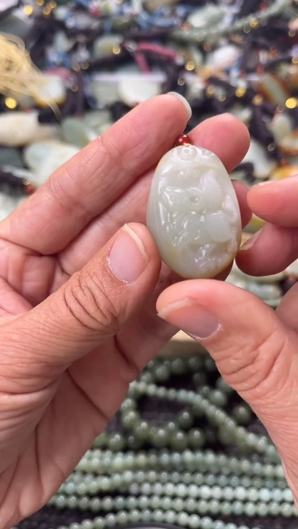 【闪购商品】和田玉颈饰未镶嵌多样性发货没有证书，拍一发一.有瑕