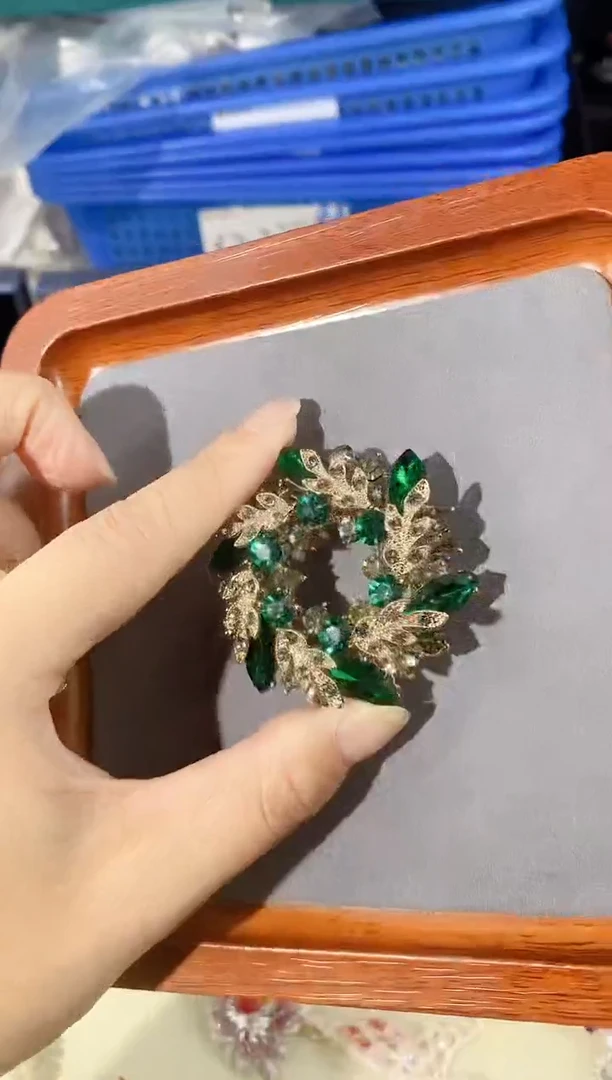 合成立方氧化锆铜合金绿色紫荆花胸针