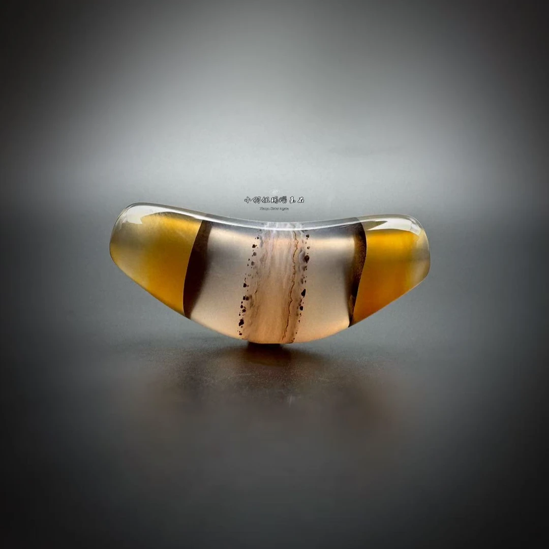 冰透缠丝玛瑙牛角祥云缠丝凤眼满砂 尺寸 38.2*14.8