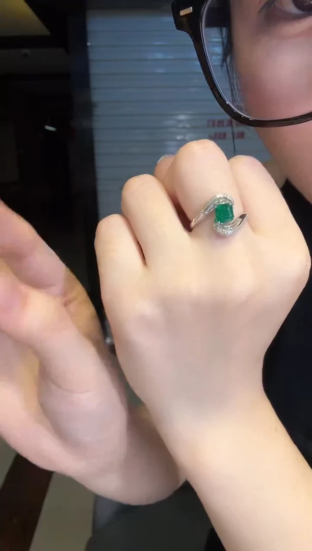 18K金镶嵌戒指祖母绿0.95ct
