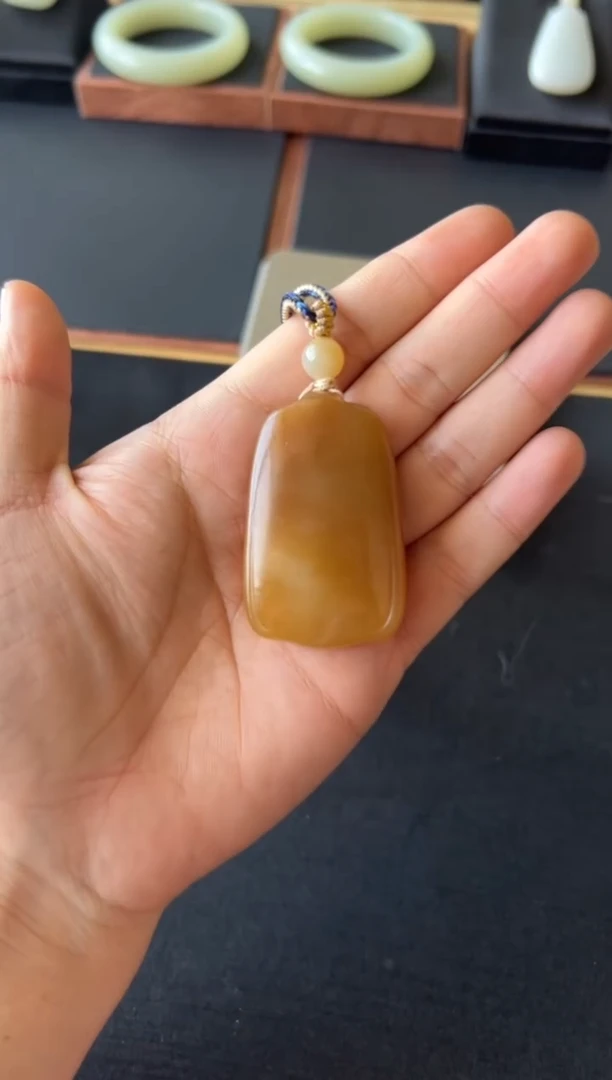 【闪购商品】和田玉吊坠(赠链)未镶嵌且末金山微色差