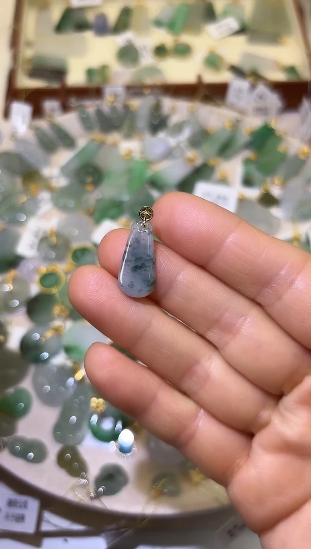 颈饰18K金镶嵌翡翠福瓜