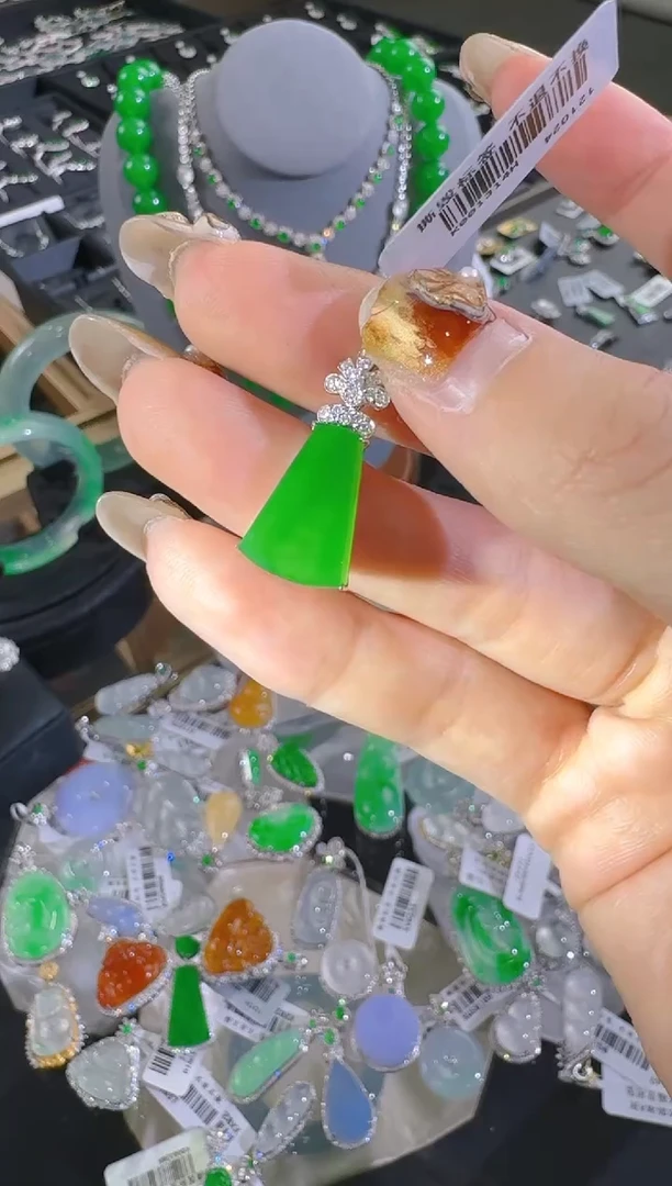 【闪购商品】翡翠颈饰18K金镶嵌无事牌多样性发只一件