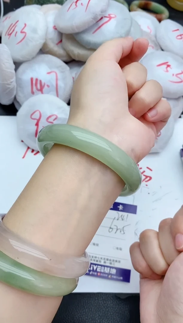 未镶嵌手镯石英质玉241+62.5