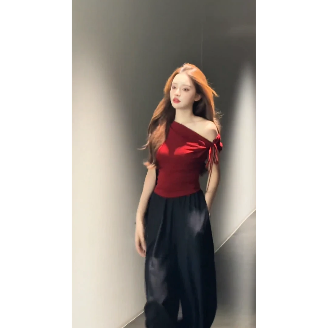 韩系红色绑带不规则斜肩T恤女装短款露肩短袖上衣休闲裤两件套