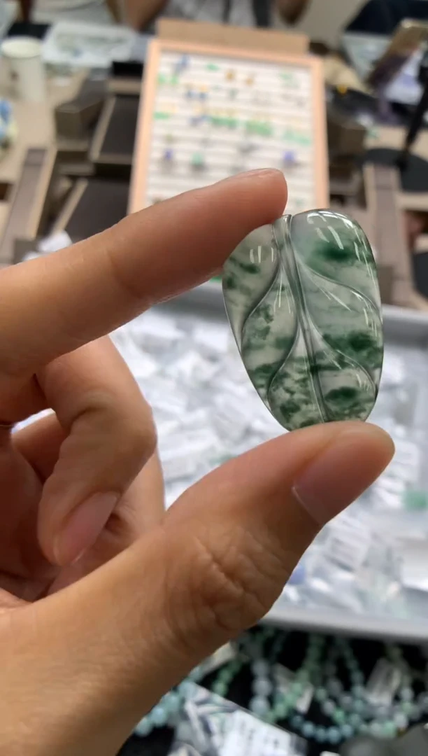 颈饰未镶嵌翡翠叶子