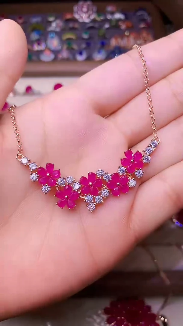 银S925镶嵌颈饰红宝石....