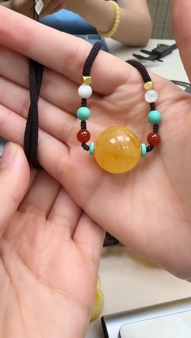 未镶嵌琥珀裸石如图