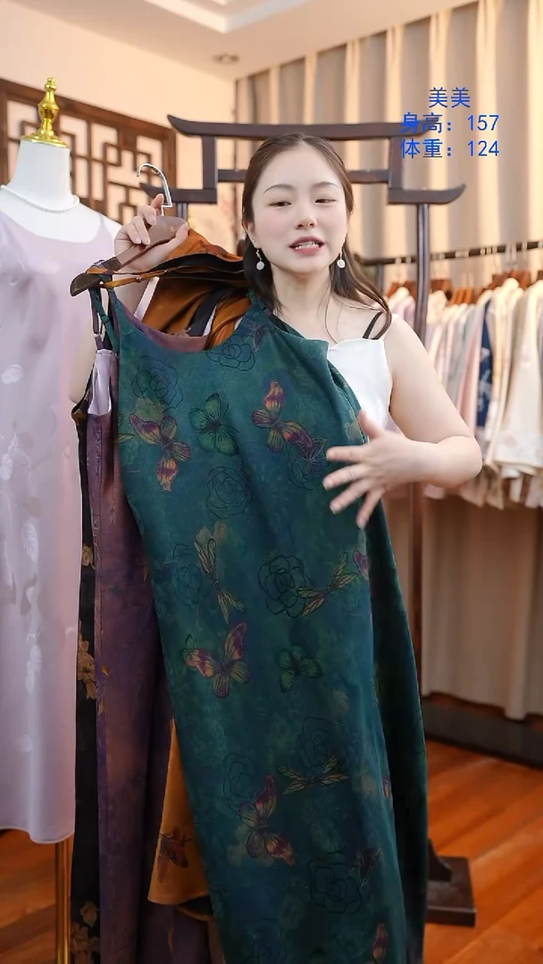 刺绣非遗服饰一物一件