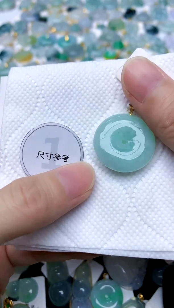 颈饰18K金镶嵌翡翠天然A货翡翠