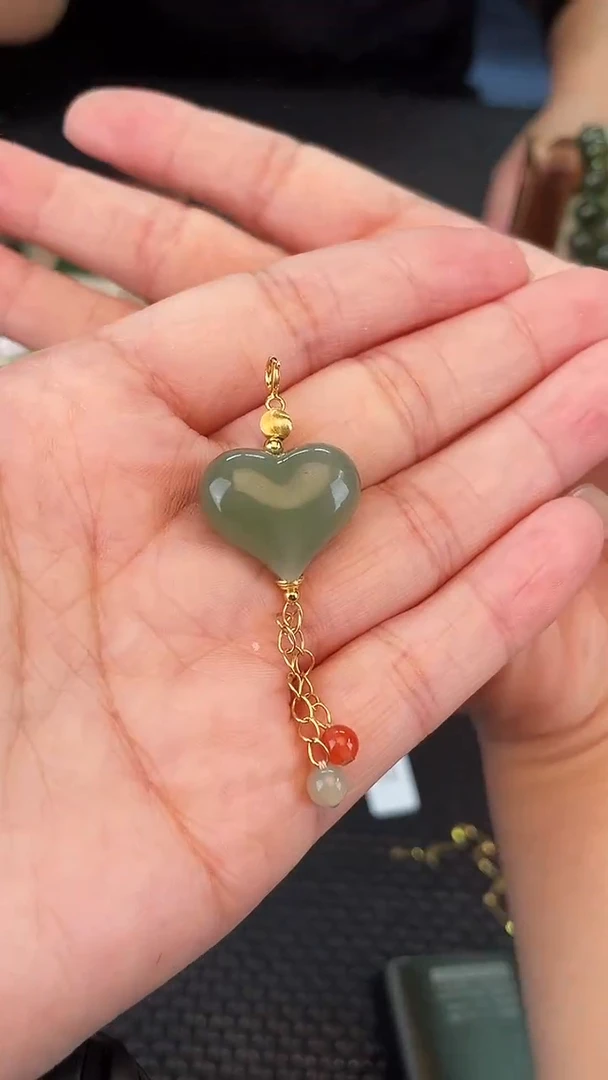 颈饰未镶嵌和田玉屁桃