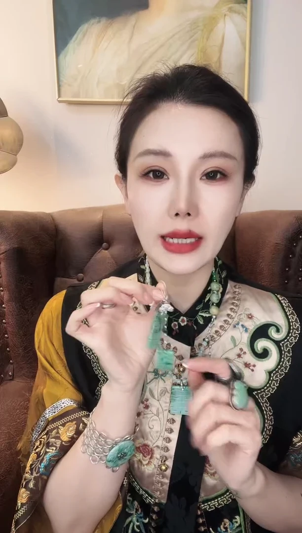 颈饰未镶嵌翡翠阿****》翡翠E011