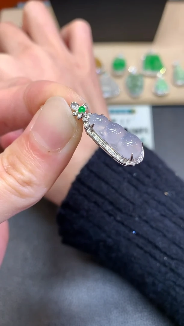 【闪购商品】翡翠颈饰18K金镶嵌福豆【无服务费】