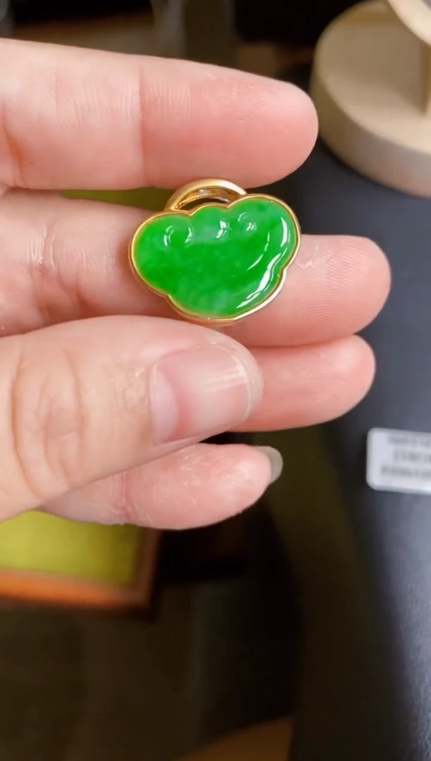 翡翠18K金镶嵌颈饰如意