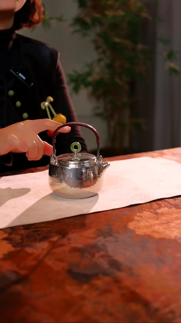 见芸见器亮面提梁泡茶壶