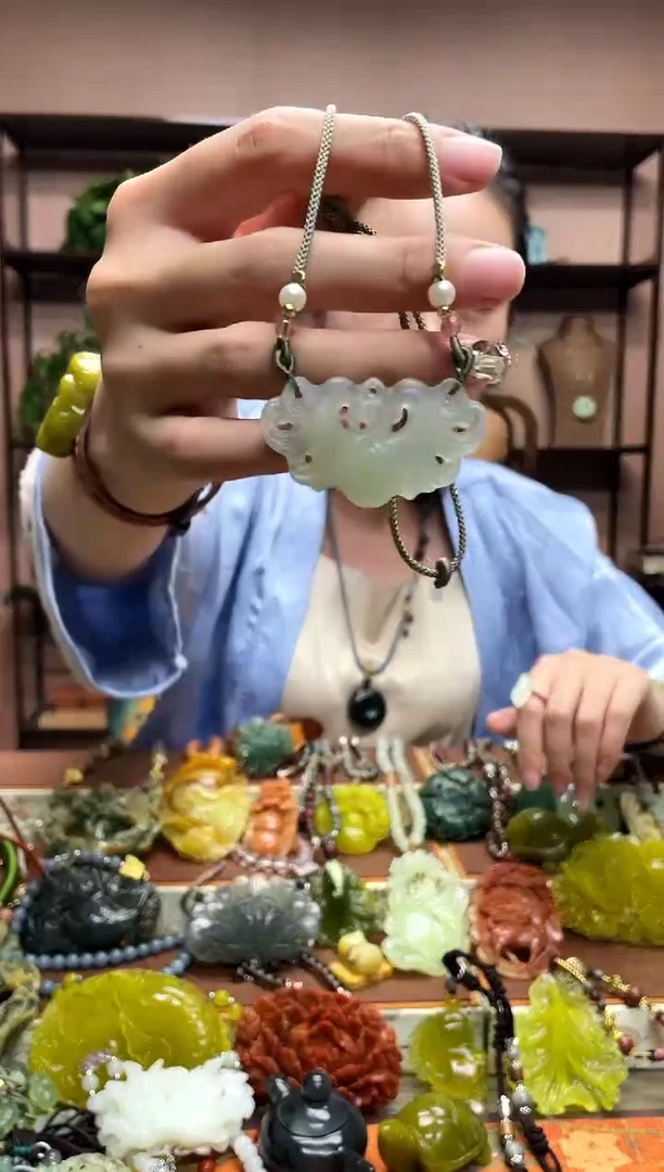 未镶嵌岫玉颈饰·