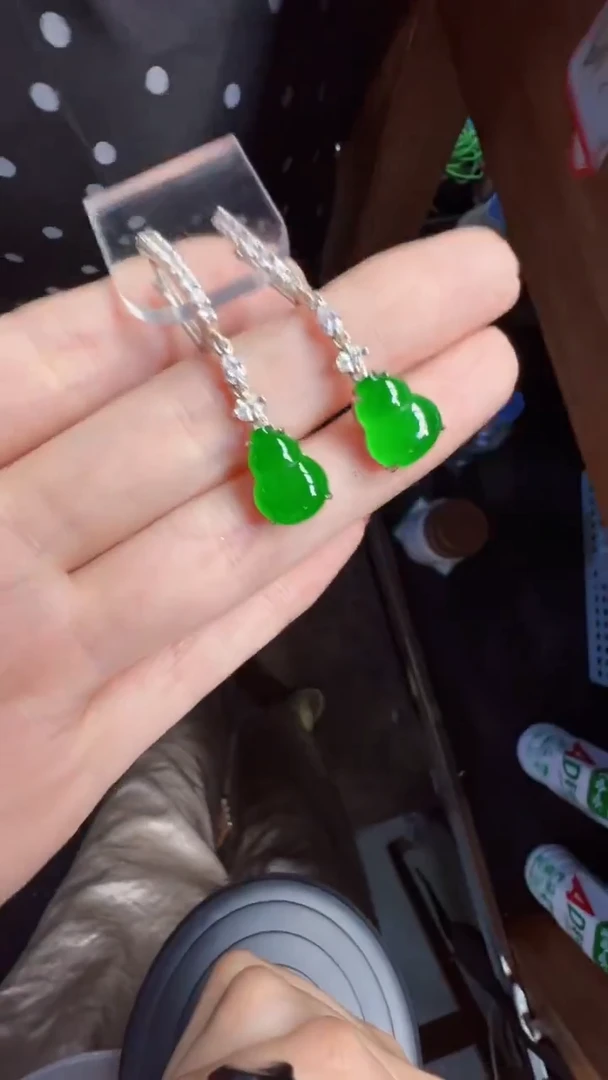 未镶嵌定制翡翠翡翠A货有轻微色差属于正常现象，耳坠多样性发货1