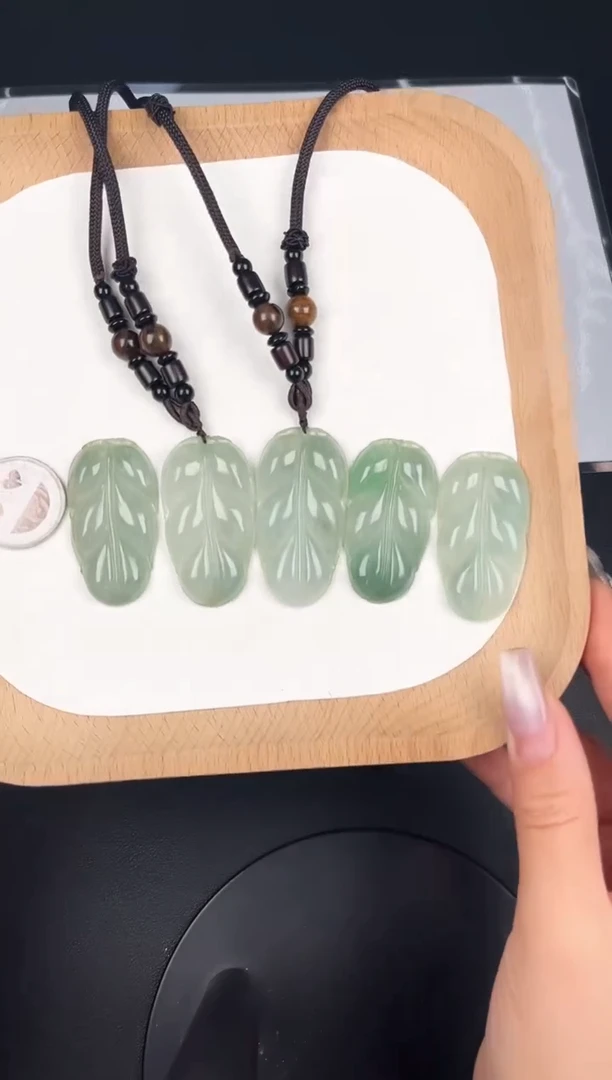 颈饰未镶嵌翡翠LC031冰带色叶子+送同款绳子多样性发其一