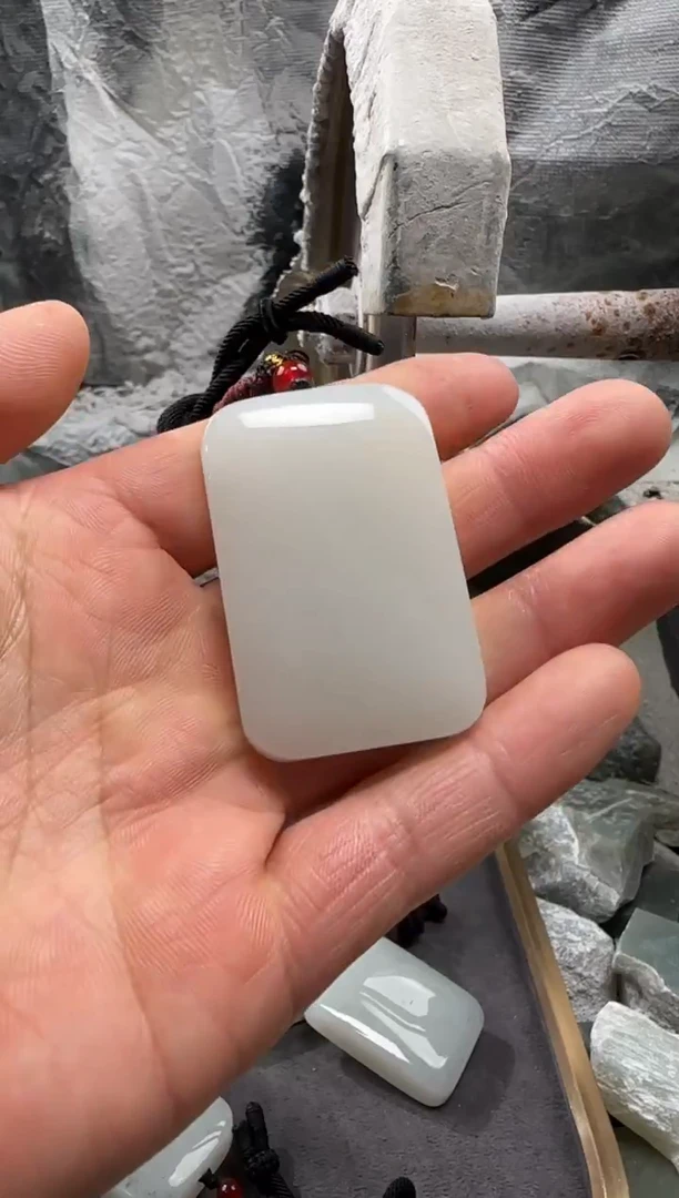 颈饰未镶嵌和田玉吊坠