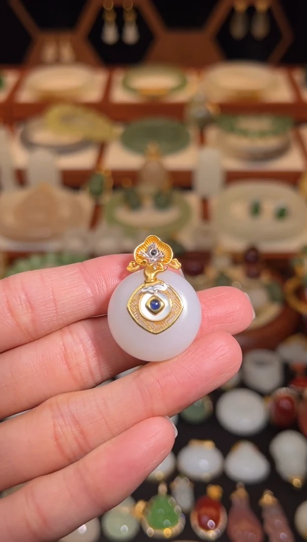 18K金镶嵌和田玉挂件福利