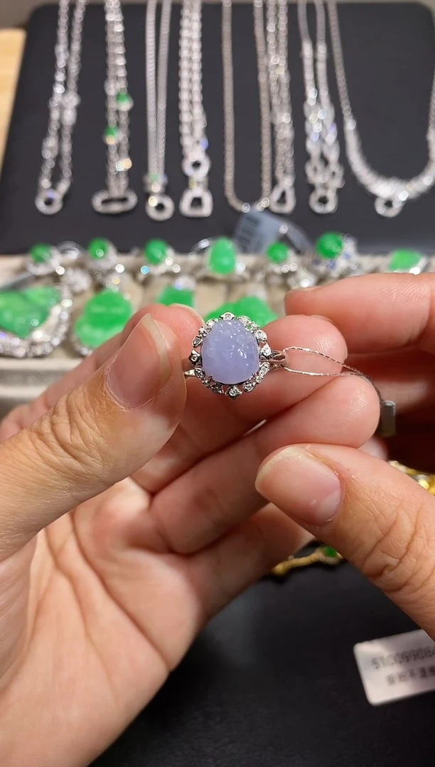 颈饰18K金镶嵌翡翠戒指