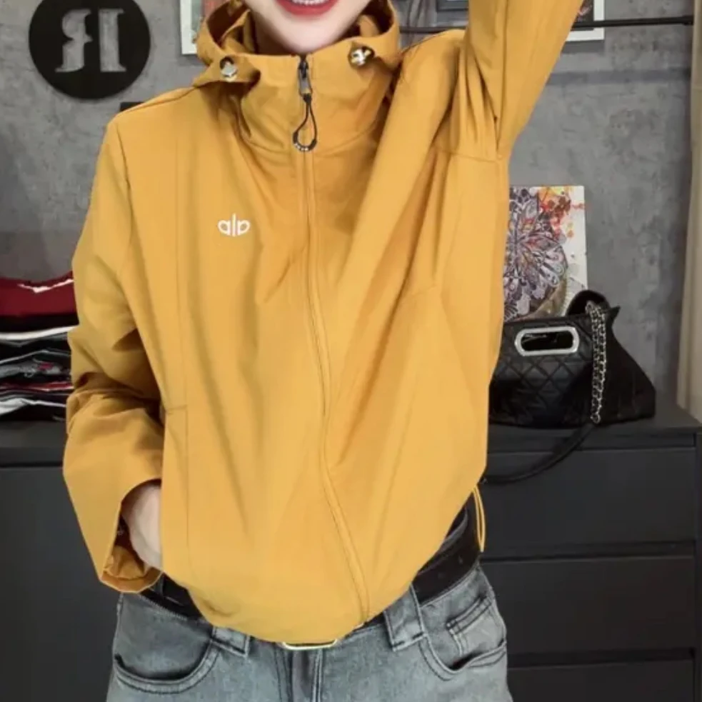 2025新款冲锋衣短外套连帽短款秋季修身外套女款长袖防风女士夹克