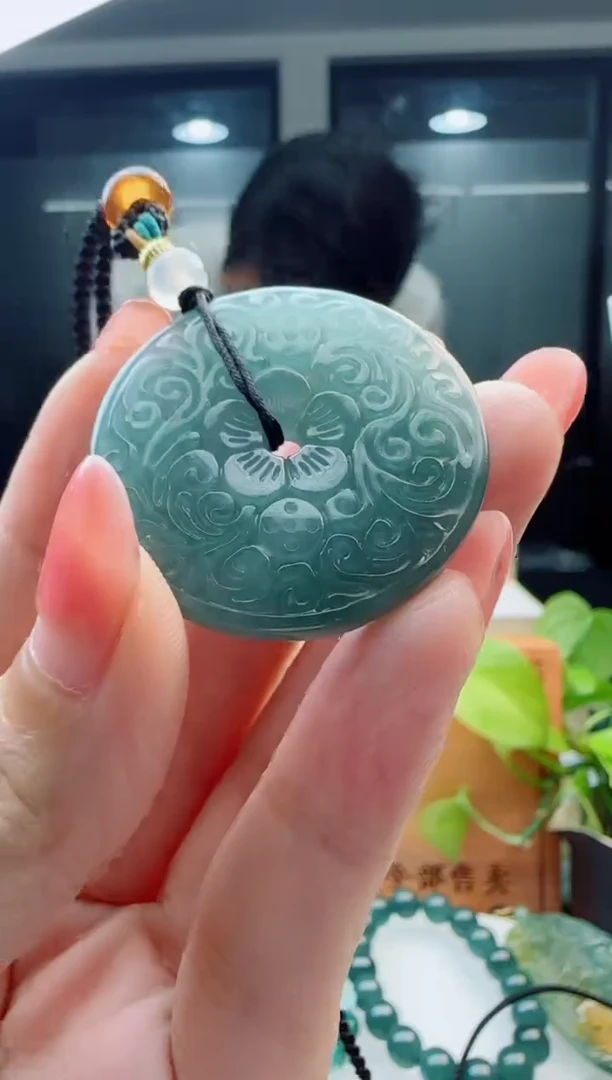 翡翠未镶嵌颈饰多样性发货其中一件