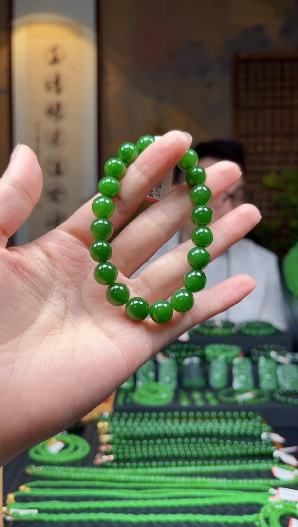 颈饰未镶嵌和田玉（碧玉）?**朵±10mm精品辣阳绿单圈手串