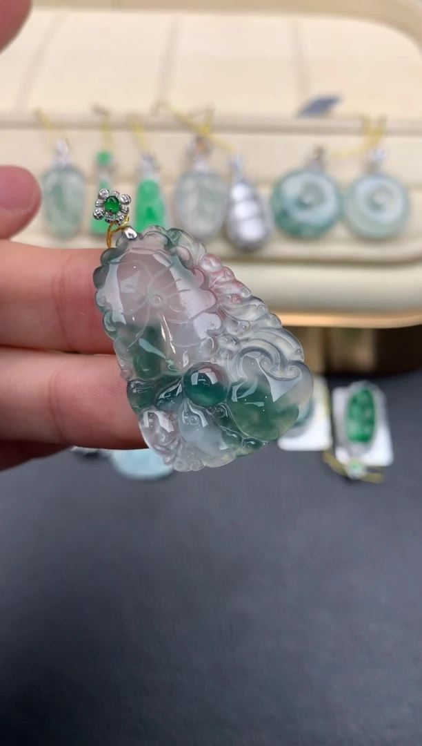 翡翠18K金镶嵌颈饰Q166