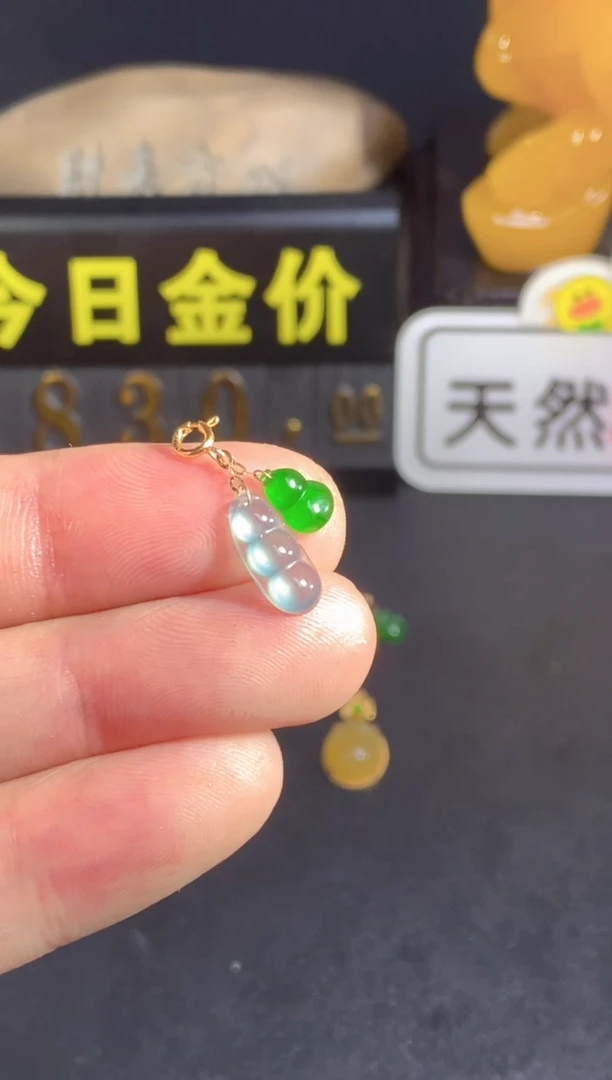 颈饰18K金镶嵌翡翠