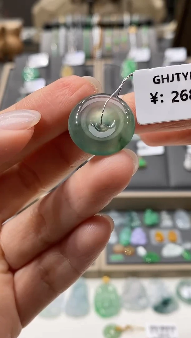 颈饰未镶嵌翡翠平安扣