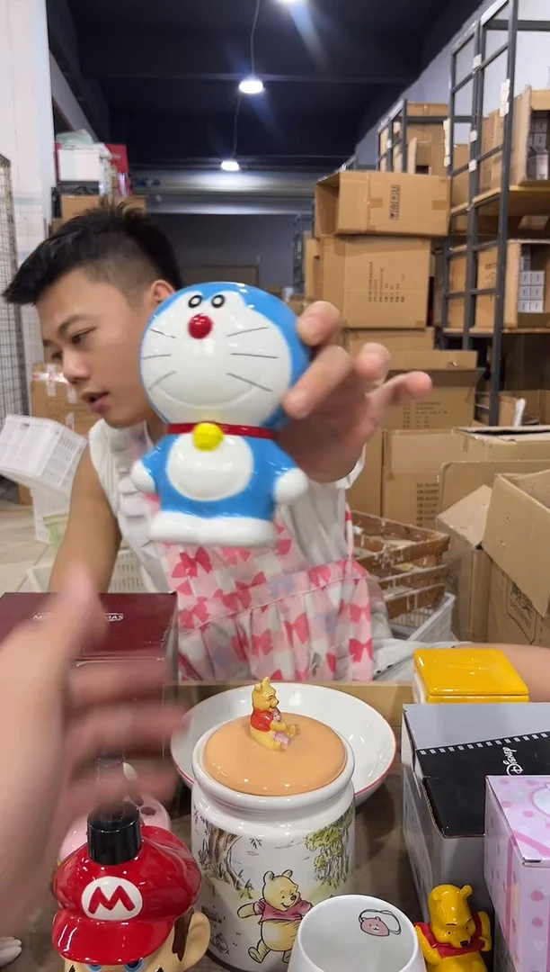 瓷片小号叮当猫钱罐 有冰裂