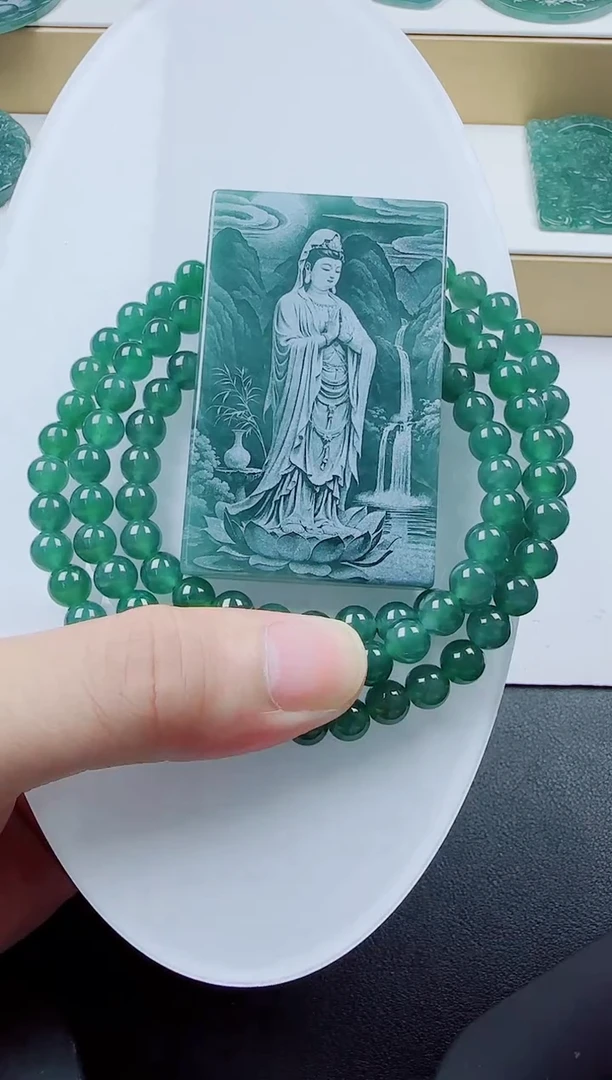 翡翠未镶嵌颈饰方观音